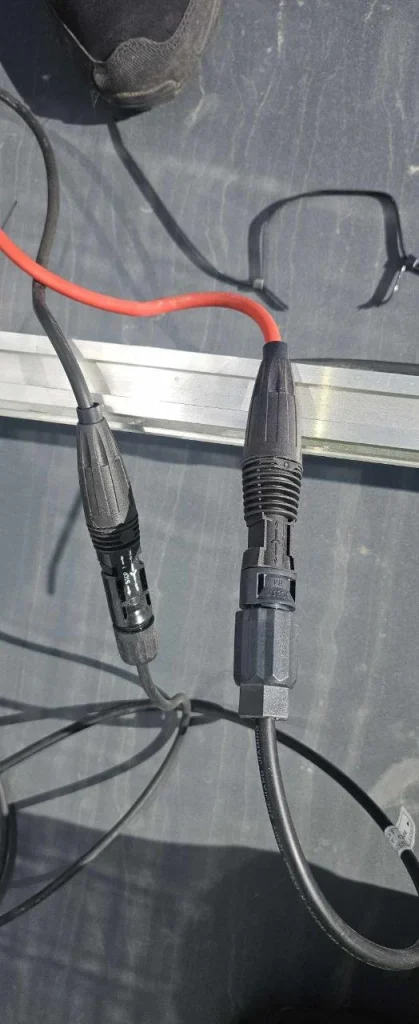 Aurinkovoimalan korjaus. Invertteri sijoitettu asennustapaohjeen vastaisesti sekä DC-kaapelit jätetty suojaamatta. Riskinä invertterin ylikuumeneminen sekä huono käytettävyys.