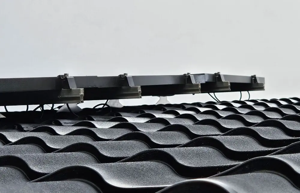 Aurinkovoimalan tarkastus, roikkuvat johdot