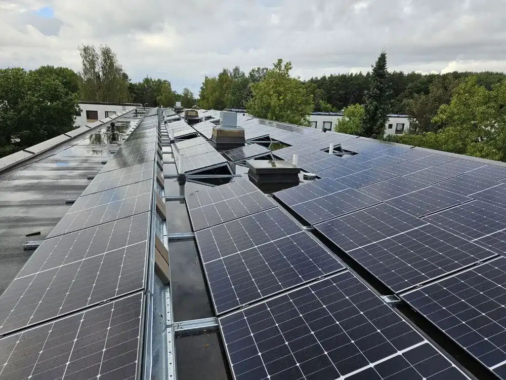 Aurinkovoimalan huolto ja aurinkonpaneelien huolto